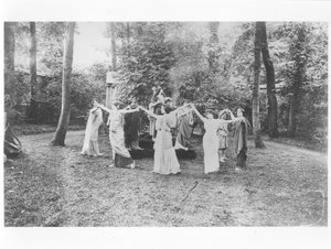 Nathalie Clifford Barney（1876-1972）与舞者穿着加油